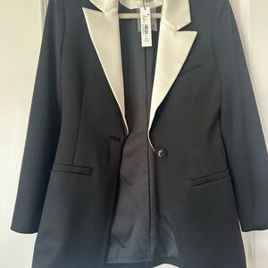 Chic Black Blazer with White Lapel